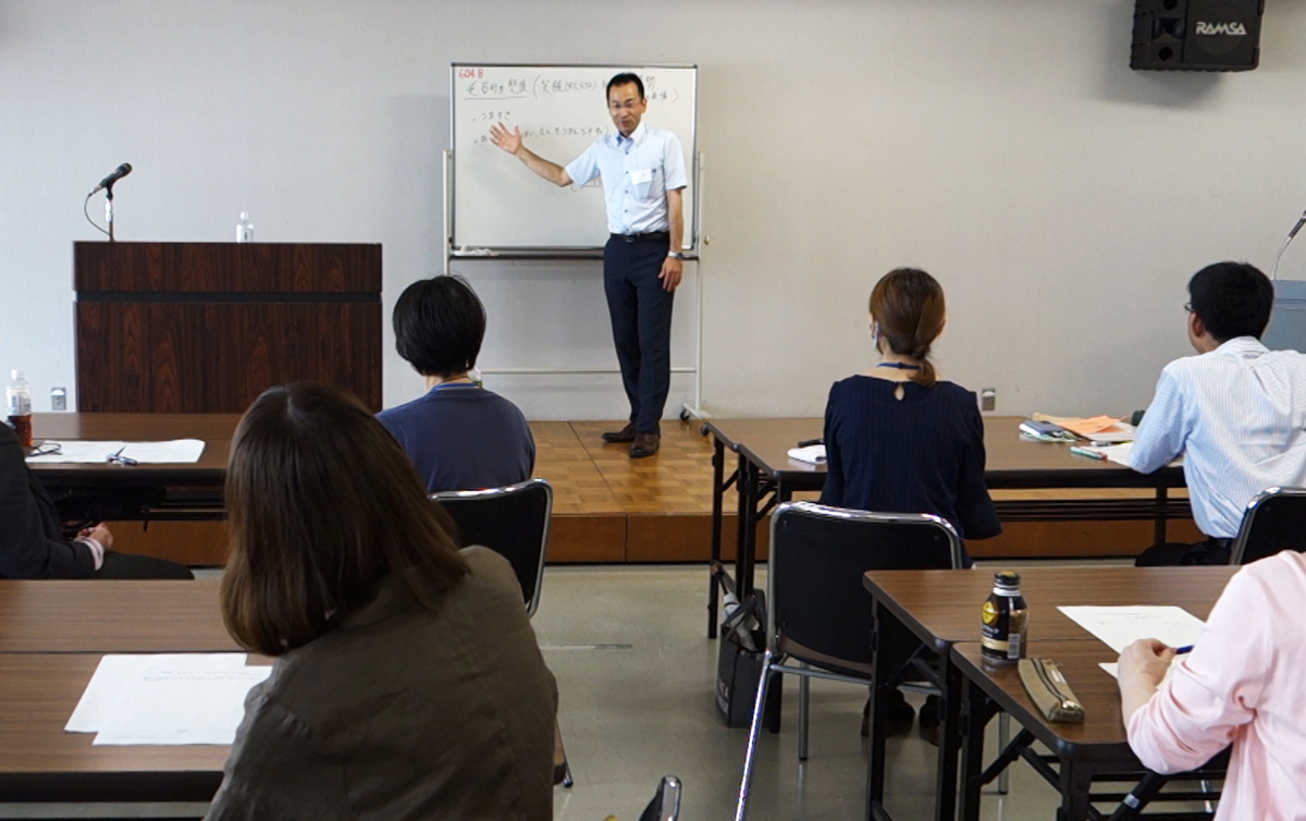 福岡県労働者支援事務所労働相談担当職員向けの傾聴研修の様子